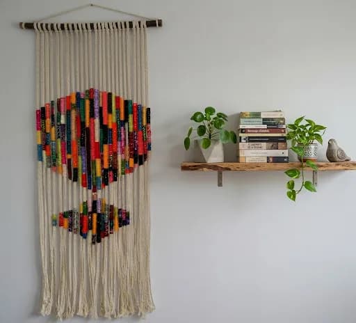 Tapiz de macramé crudo con rombos de colores, hecho a pedido